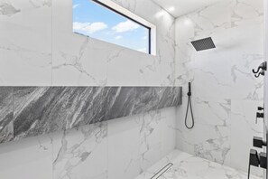 Een douche, een haardroger, handdoeken, zeep