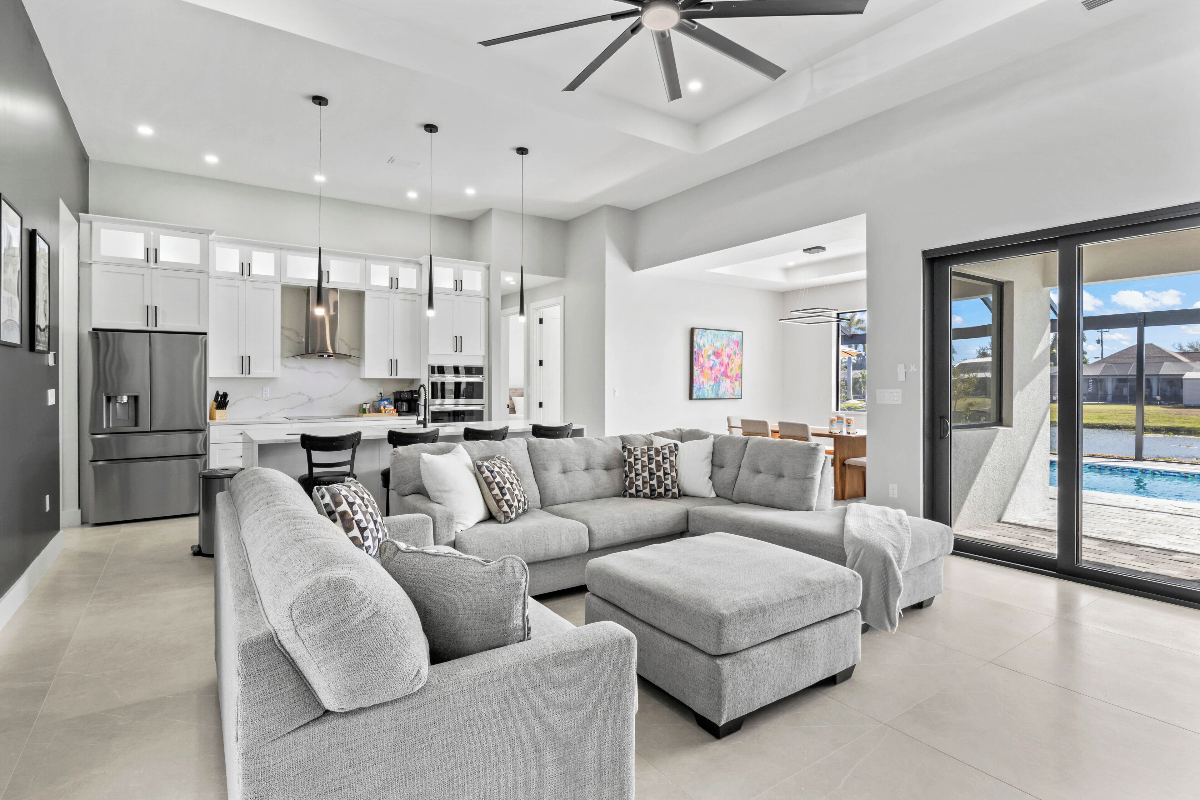 Smart TV, fireplace, books, stereo