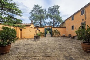 Property grounds - Villa Bartolini Baldelli - Authentic XV century villa with garden and pool (Toscana)