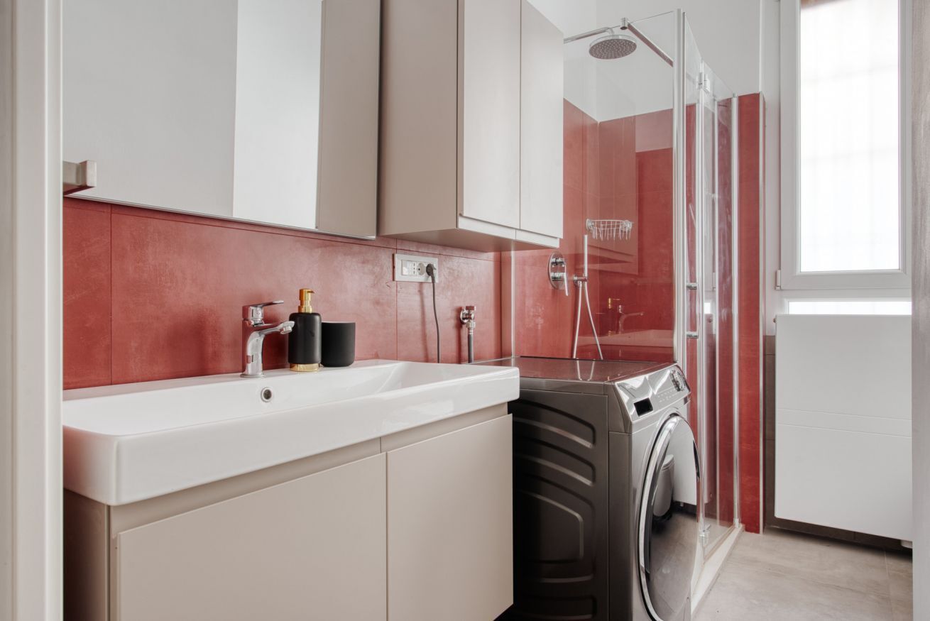 Een douche, een bidet, handdoeken, toiletpapier