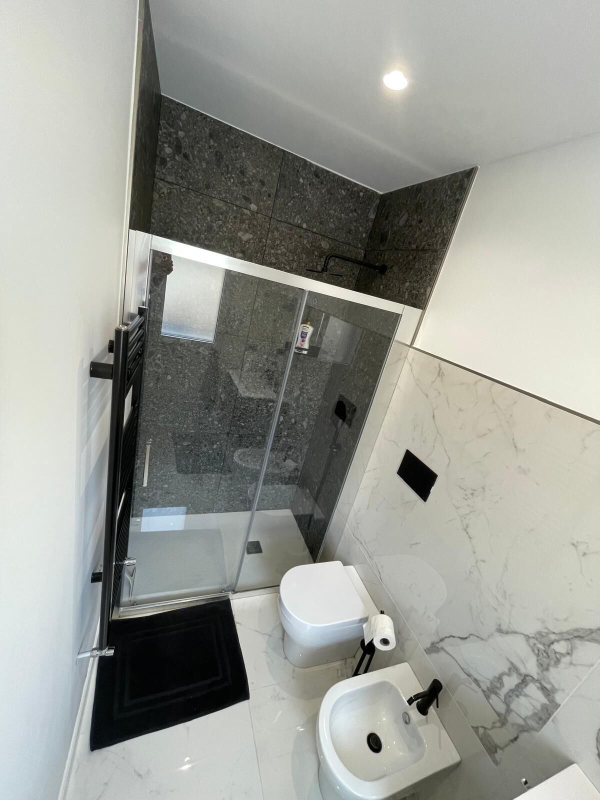 Een douche, een haardroger, een bidet, handdoeken