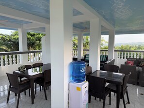 Outdoor dining - Cozy 1 Bed & Bath with Ac/Wifi/ Karaoke and free use of Kitchen amenities (San Remigio)