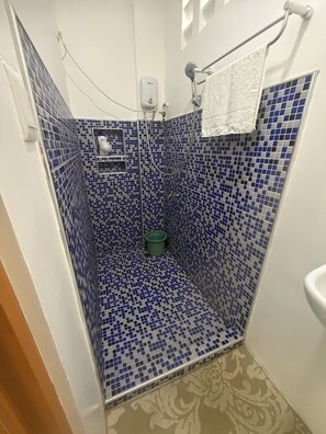 Een haardroger, een bidet, handdoeken, zeep