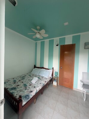 Een strijkplank/strijkijzer, wifi, beddengoed