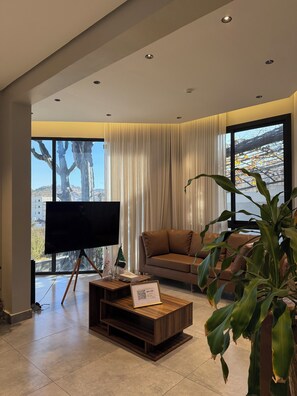 Computer monitors - Merya Qunfudah (Qunfudah)