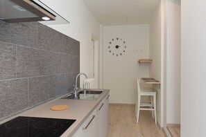 Refrigerador, parrilla de estufa, tetera eléctrica y molino para café 