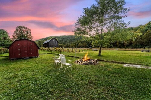 Escape & Recharge: Cabin Near Top Attractions!