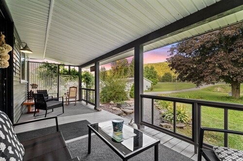 Escape & Recharge: Cabin Near Top Attractions!