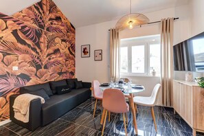 Dining - Lyon Est Élégance - Parking & Comfort (Meyzieu)