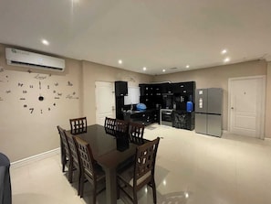 Hus - 3 soveværelser - ryger - terrasse | Spiseområde