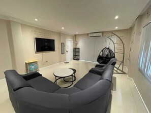 House, 3 Bedrooms, Smoking, Terrace | Ruang tamu