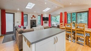 Un interior acogedor con una isla de cocina, comedor y asientos.