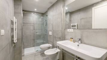 Regadera, secadora de cabello, toallas, jabón