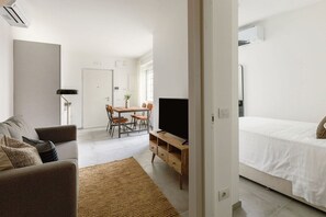 Leilighet – comfort, 3 soverom | Oppholdsområde | En 43-tommers LCD-TV med digitale kanaler