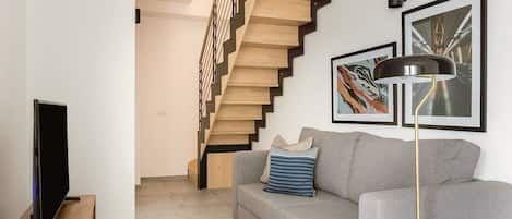 Apartamento Confort, 3 habitaciones | Zona de estar | Televisión LCD de 43 pulgadas con canales digitales