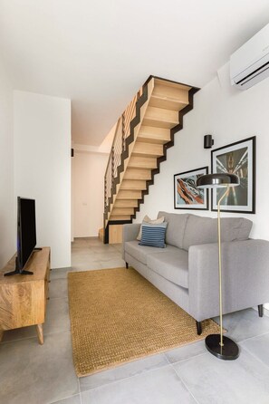 Apartamento Confort, 3 habitaciones | Zona de estar | Televisión LCD de 43 pulgadas con canales digitales