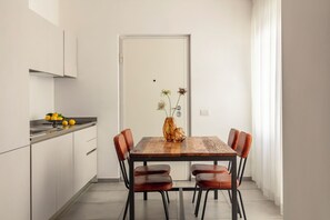 Apartamento Confort, 3 habitaciones | Cocina privada | Frigorífico, microondas, placa de cocina y lavavajillas