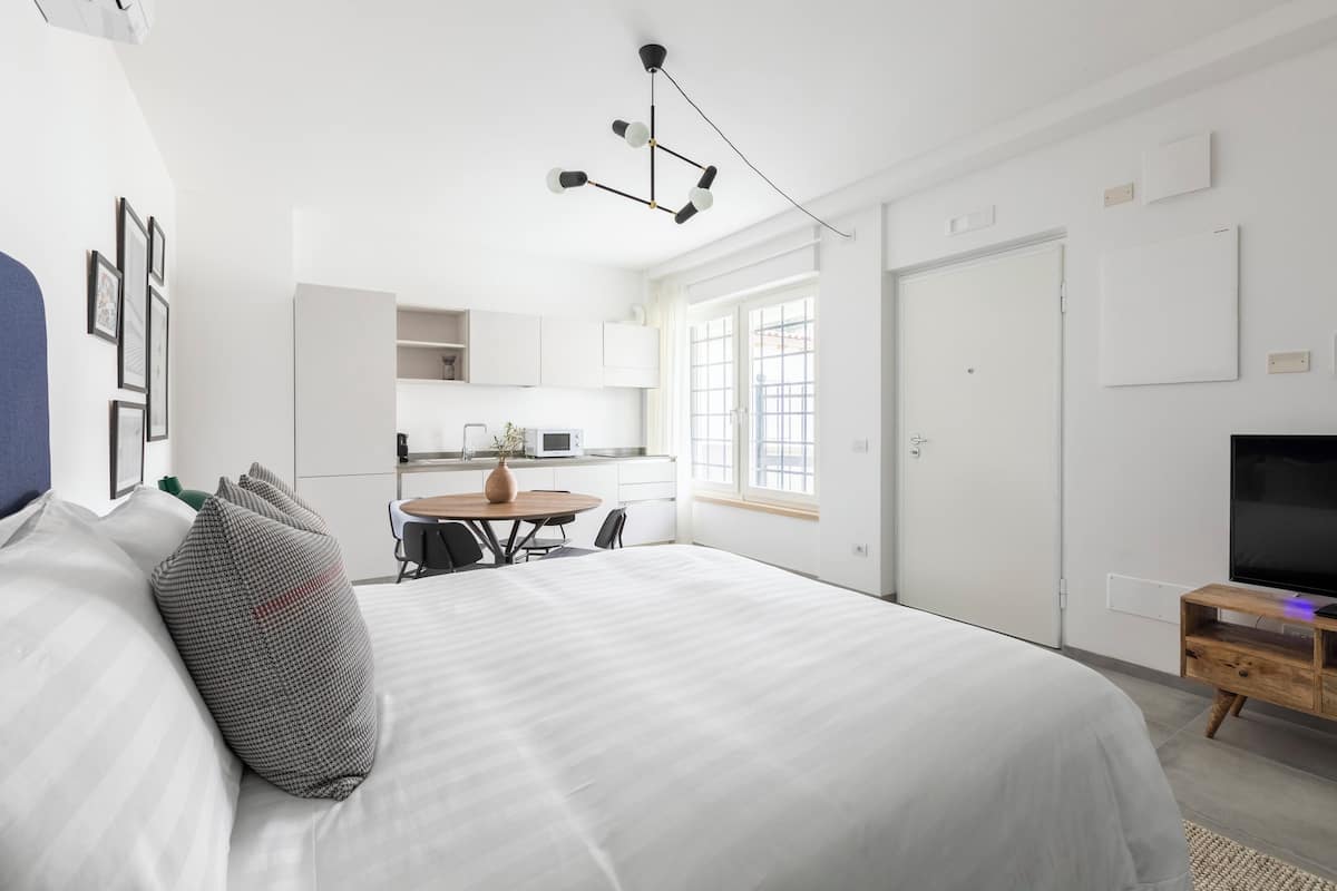 Estudio | Espacio para trabajar con un portátil, wifi gratis, ropa de cama