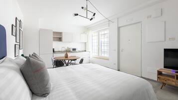 Studio | Een laptopwerkplek, een strijkplank/strijkijzer, gratis babybedden