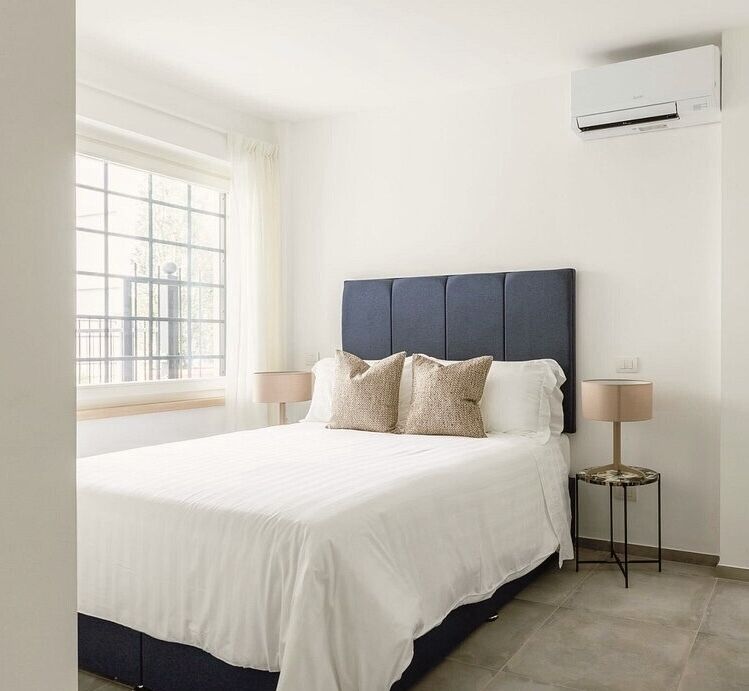 مساحة عمل للكمبيوتر المحمول وواي فاي مجانًا وملاءات أسرّة