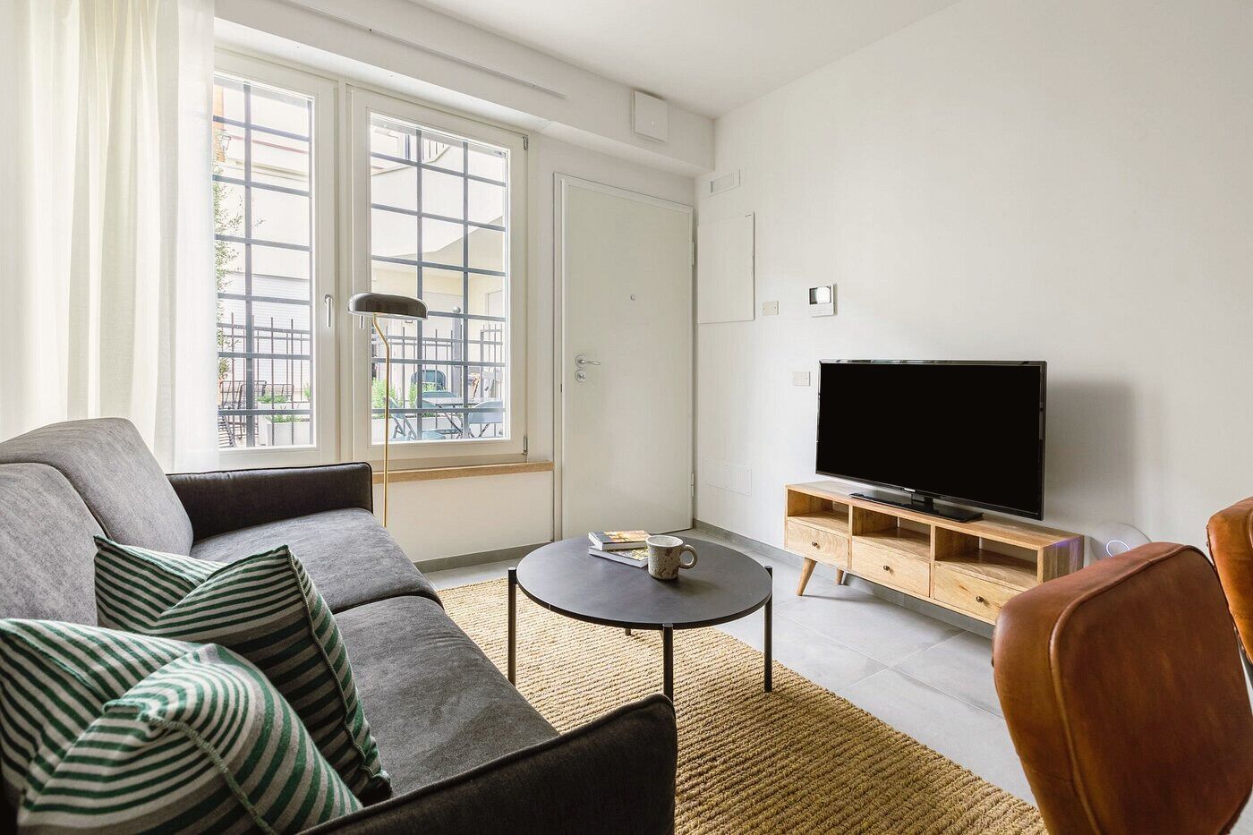 Leilighet – comfort, 1 soverom | Oppholdsområde | En 43-tommers LCD-TV med digitale kanaler