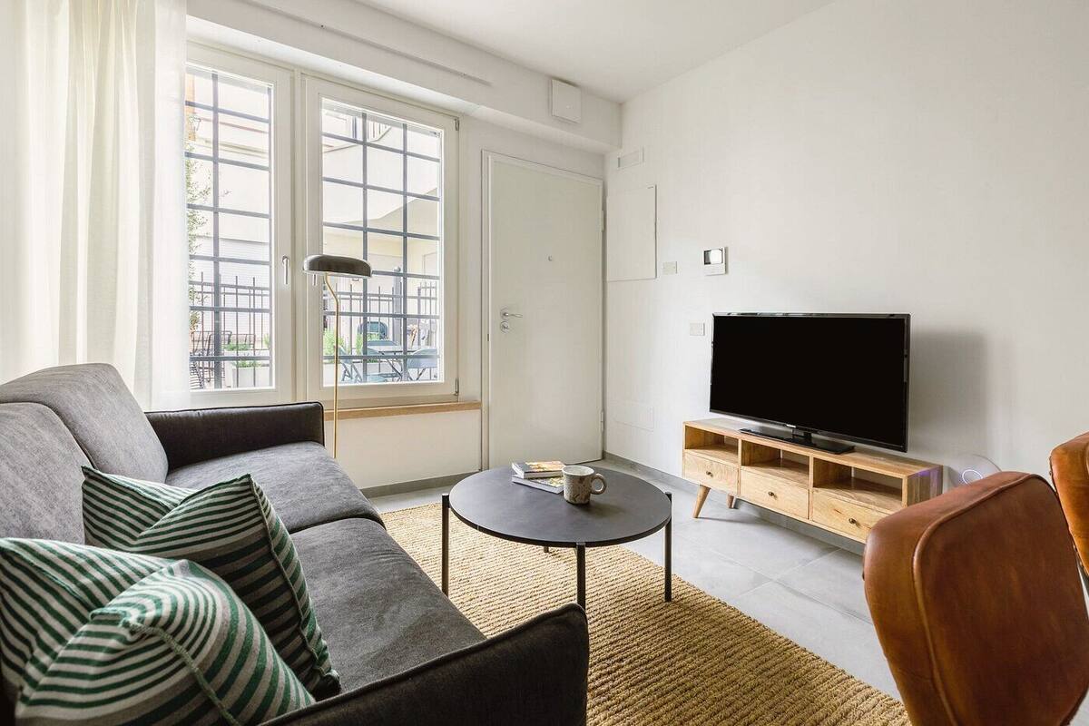 Leilighet – comfort, 1 soverom | Oppholdsområde | En 43-tommers LCD-TV med digitale kanaler