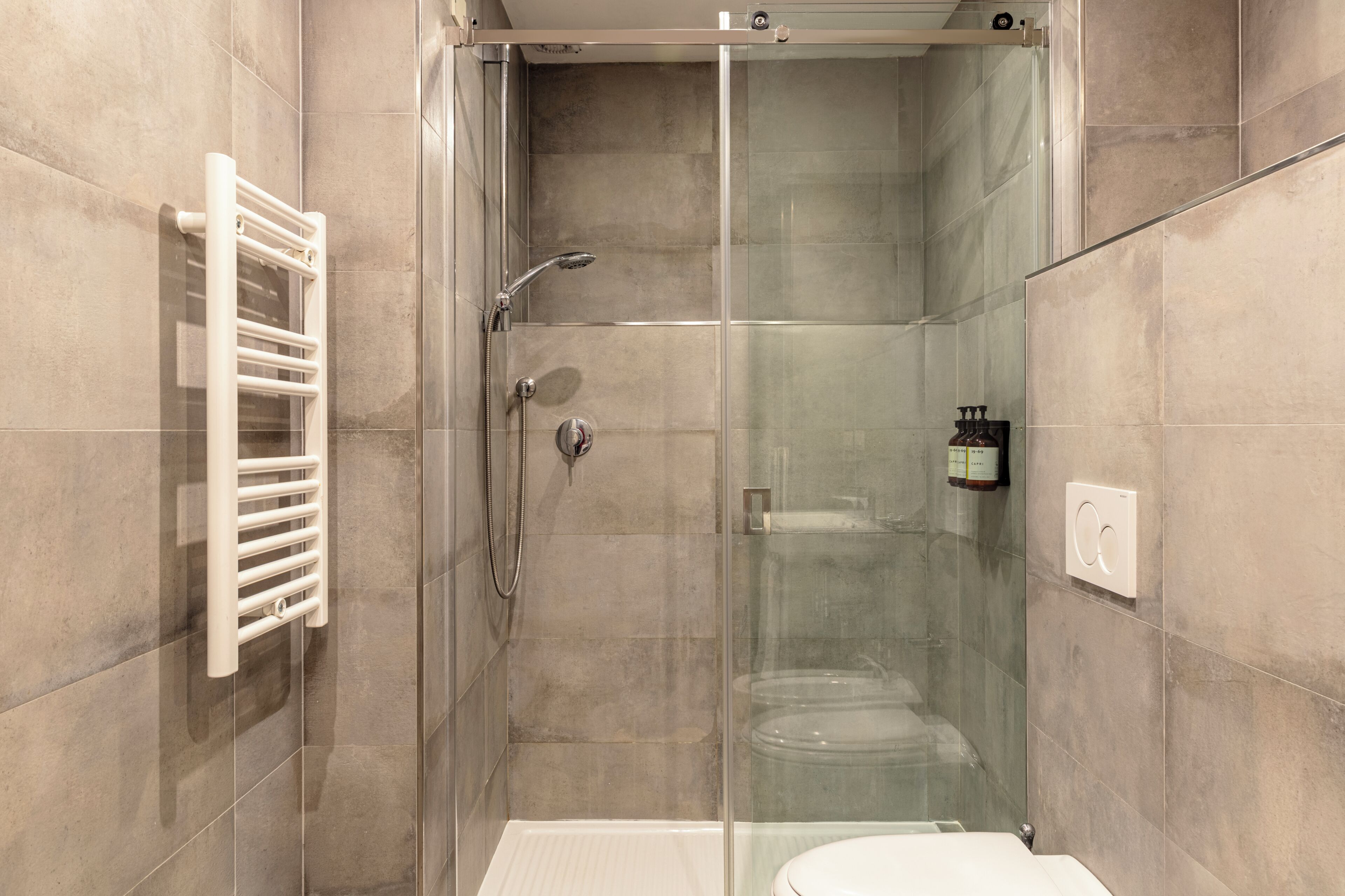 Comfort Apartment, 2 Bedrooms | Bathroom | Shower, eco-friendly toiletries, hair dryer, towels