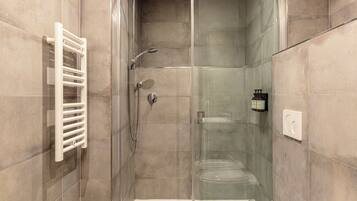 Comfort Apartment, 2 Bedrooms | Bathroom | Shower, eco-friendly toiletries, hair dryer, towels