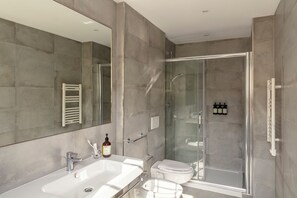 Buồng tắm vòi sen, đồ dùng nhà tắm thân thiện với môi trường