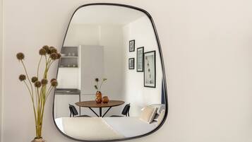 Studio | Wohnbereich | 43-Zoll-LCD-Fernseher mit Digitalempfang