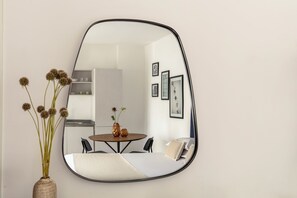 Studio | Coin séjour | Télévision LCD de 43 pouces avec chaînes numériques