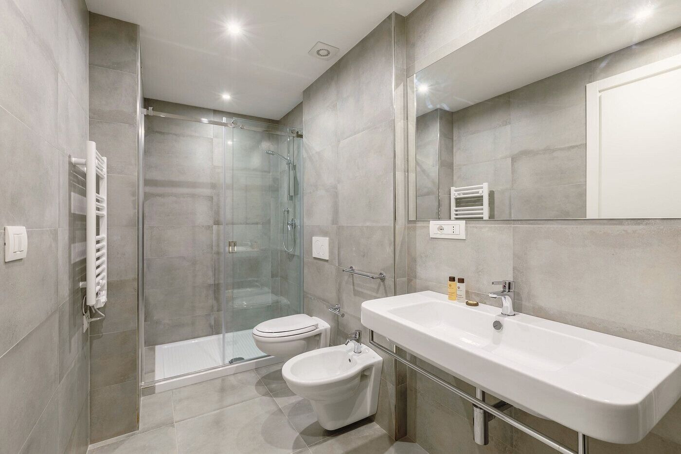 Studio | Bathroom | Shower, hair dryer, towels, soap