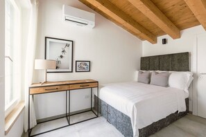 Espacio para trabajar con laptop, wifi gratis y ropa de cama 