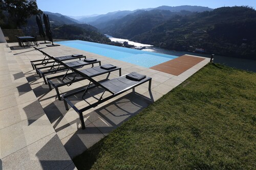 Luxury house, stunning views of the Douro River, heated pool