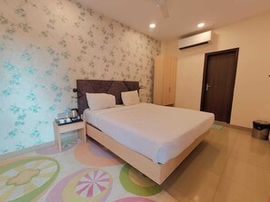 Double Room, Balcony, City View | Free WiFi - Signature Luxeinn Hotel (New Delhi)