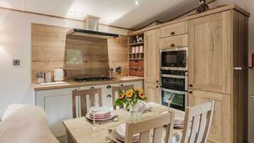 Rentaplats i utensilis de cuina, vaixella i coberteria