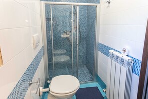 Shower, free toiletries, hair dryer, towels - Villa 'Sole con Piscina e Sauna' with Shared Pool, Wi-Fi, and Air Conditioning (Lecce)