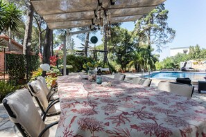 Outdoor dining - Villa 'Sole con Piscina e Sauna' with Shared Pool, Wi-Fi, and Air Conditioning (Lecce)