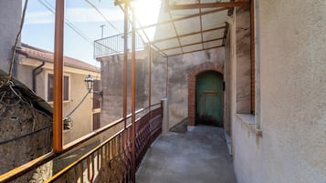 Maison, balcon | Enceinte de lâhĂ©bergement