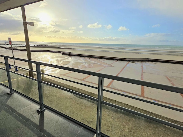 Property grounds - Stunning Seafront T3 in Wimereux with Balcony and Wifi (Wimereux)
