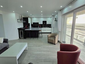 Oven, dishwasher, coffee/tea maker, toaster - Stunning Seafront T3 in Wimereux with Balcony and Wifi (Wimereux)