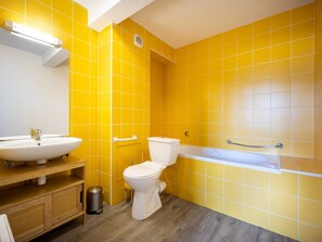 Bathroom - 8-Person Apartment in Peyragudes with Balcony and Pets Allowed (Peyragudes)