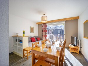 TV - 8-Person Apartment in Peyragudes with Balcony and Pets Allowed (Peyragudes)
