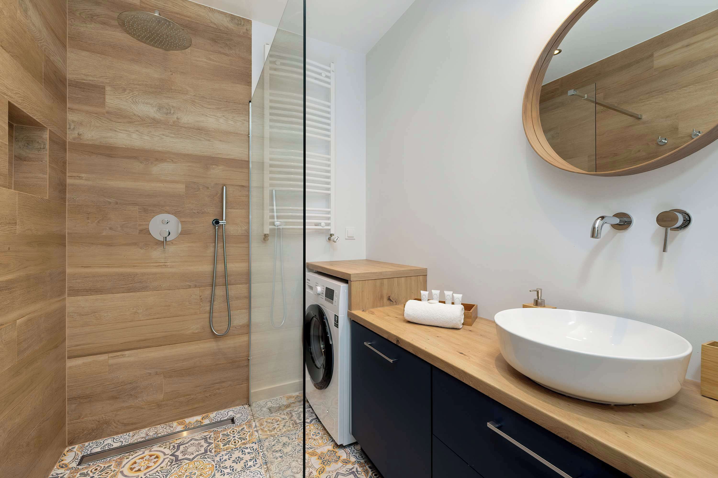 Shower, hair dryer, towels, shampoo
