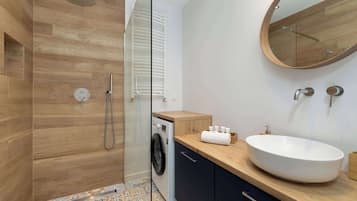 Shower, hair dryer, towels, shampoo