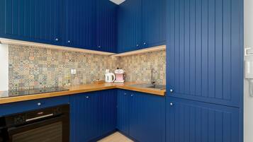 Køleskab, ovn, kogeplade, opvaskemaskine