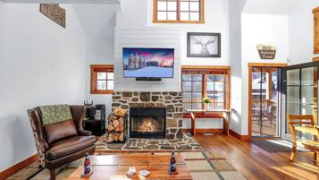 Smart TV, fireplace