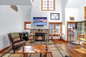 Smart TV, fireplace - Trailside 3BR Built for Last-Chair Laps: True Ski-In/Ski-Out, Private Hot Tub, Pup Welcome (Tamarack)
