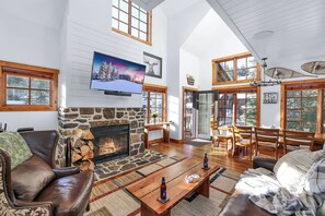 Smart TV, fireplace - Trailside 3BR Built for Last-Chair Laps: True Ski-In/Ski-Out, Private Hot Tub, Pup Welcome (Tamarack)