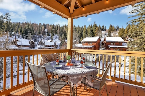 Trailside 3BR Built for Last-Chair Laps: True Ski-In/Ski-Out, Private Hot Tub, Pup Welcome